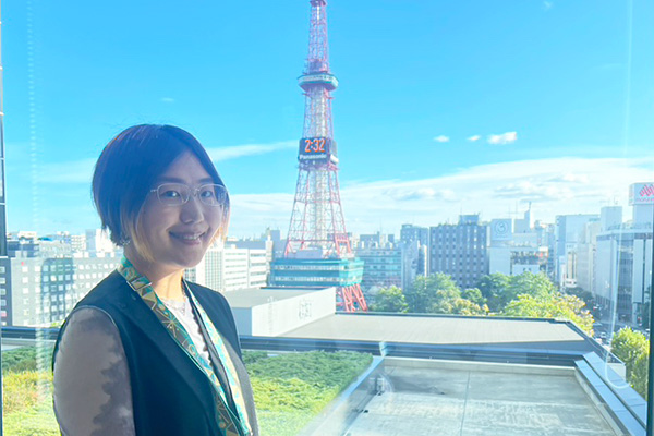 【クリエイターインタビュー】北海道テレビ放送株式会社で、マスコットキャラクター「onちゃん」グッズの企画開発を担当するグラフィックデザイナーのお仕事